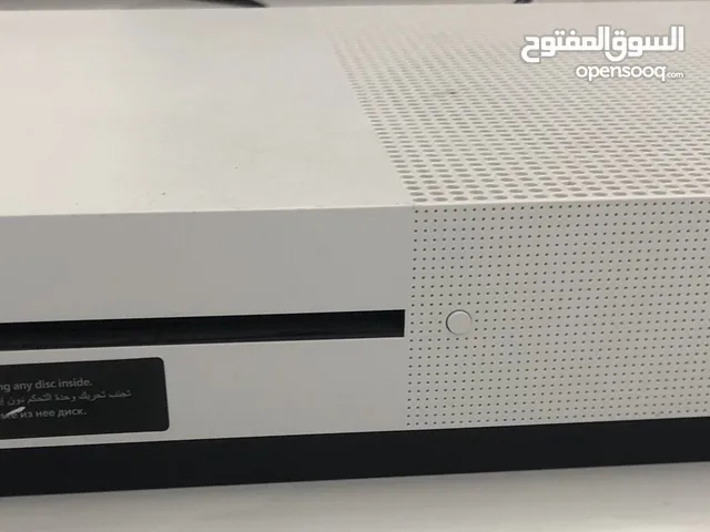 اكس بوكس ون اس نظيف جدا وسليم وبدون يد ويجي معه ثلاث العاب