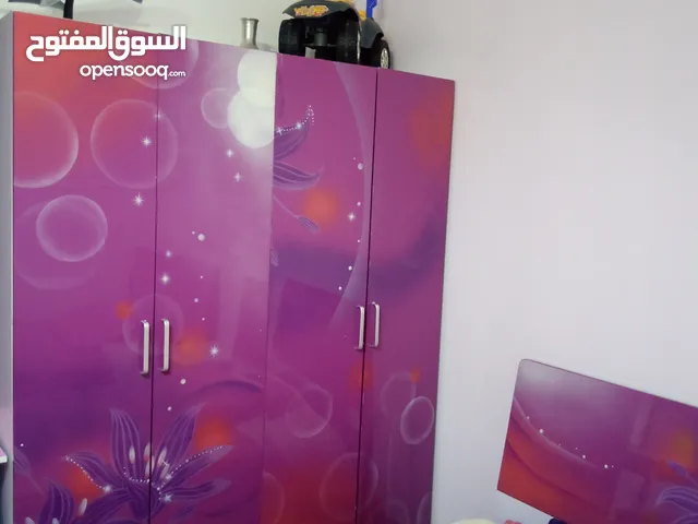غرفة نوم بنات للبيع دولاب وس سريرين ومكتبة وكرسيين وشطار