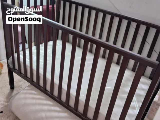 للبيع  سرير  اطفال مع مترس مستعمل قليل  baby bed with mattrres like new up to5 years you can baby us