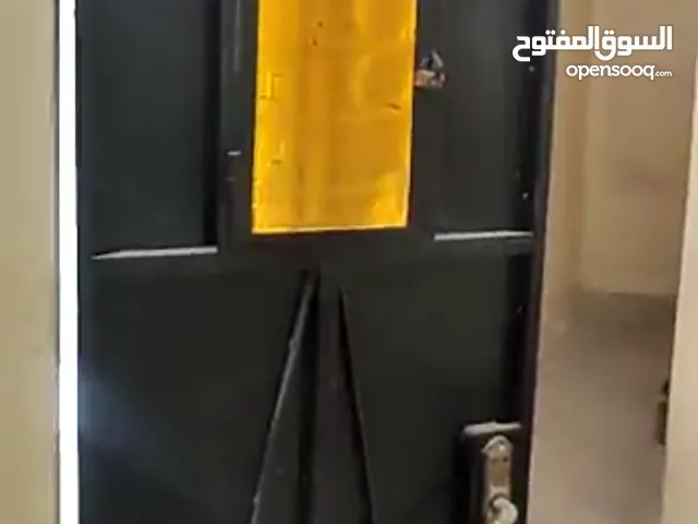 شقة بناء قديم في الرصيفة مساحة الارض 150 متر مساحة البناء 140 متر قوشان مستقل