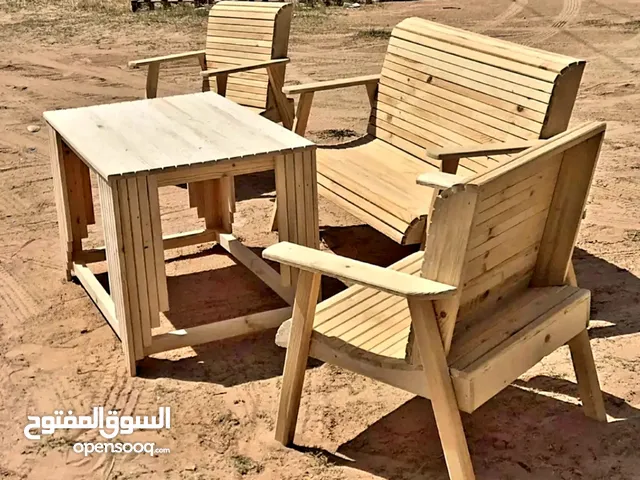 جلسة خشبيه طاولة بالكراسي.