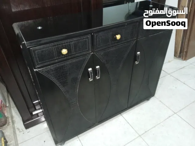 خزانة أحذية رفوف وجوارير فخمة جدا بحالة ممتازة موجودة في الزرقاء الجديدة للبيع