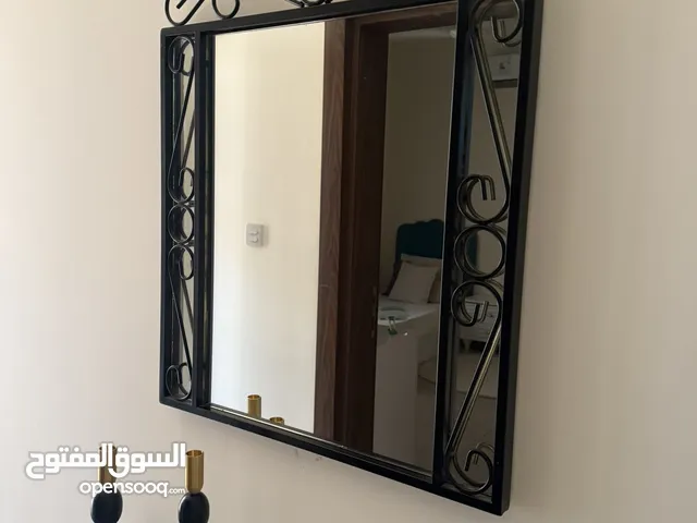 ساعه جداريه + ميز + مرايه للبيع للستفسار للاتصال او التواصل في الخاص