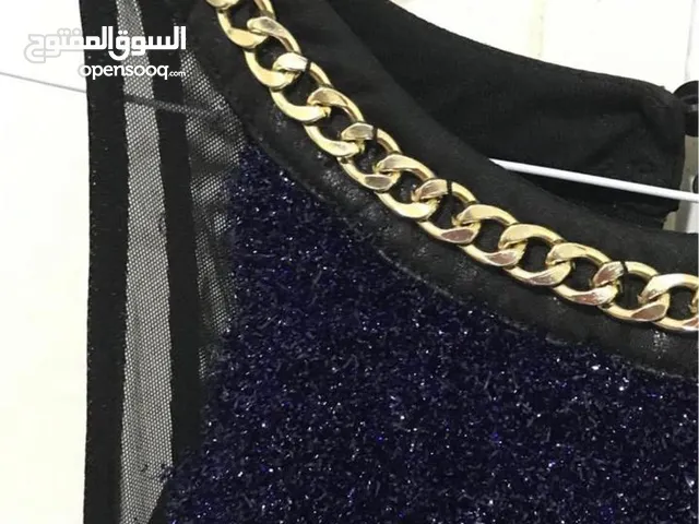 فستان سهرة أسود في أزرق بأسورة دهبي علي الرقبة شيك وأنيق  للبيع