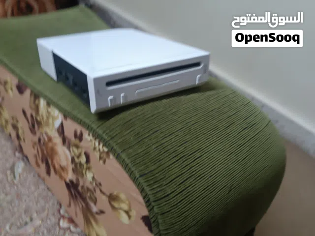 نينتندو وي شغال و معاه كل قطعه إلى اليد