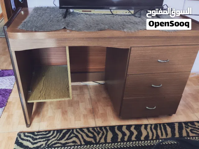 غرفه نوم سرير مزدوج من الخشب بحاله ممتازه وفرشه ريم برضه بحاله ممتازه زائد طاوله مكتب مع ثلاثه دروج