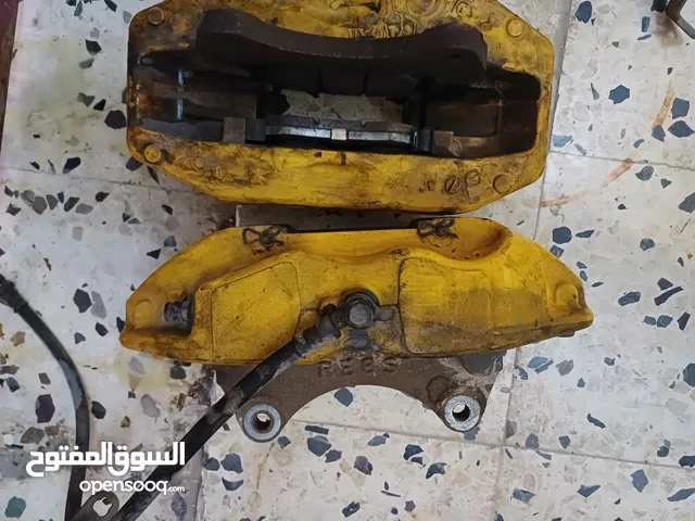 هذا الجهاز الظاهر في الصور هو **كليبر (كاليبر) فرامل** (Brake Caliper)، وهو جزء مهم جدًا في نظام الف