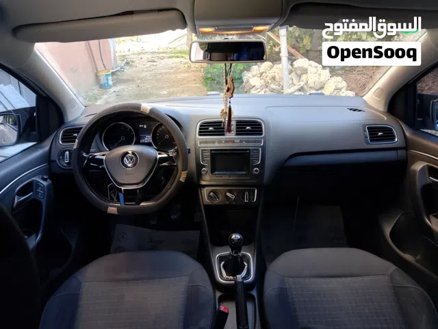 2015 فولكسفاغن بولو Standard