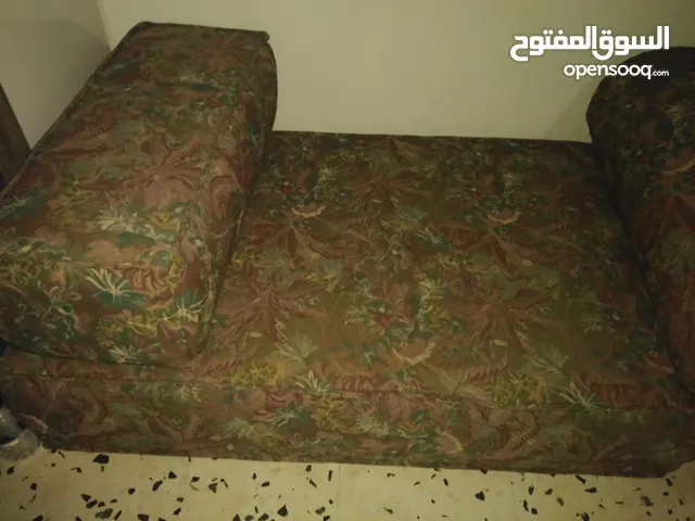 6 منادير لون زيتوني و11 وسادة مستعملات نظاف للبيع