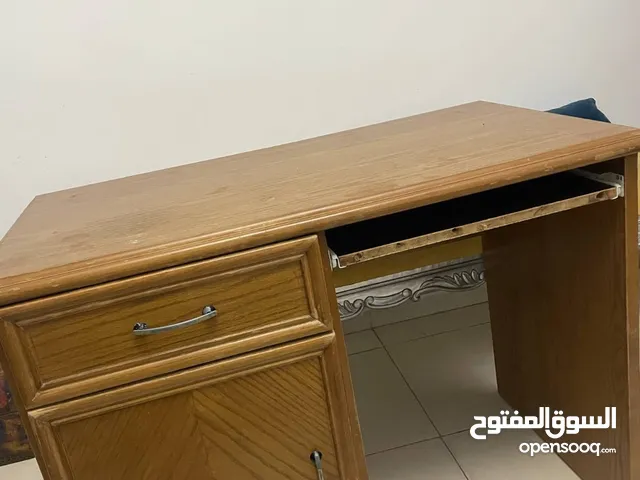 مكتب خشبي بحالة ممتازة نوع الخشب ( زان + لاتيه)