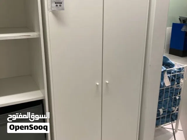 دولاب ملابس ببابين لون أبيض بحالة ممتازة  تصميم مودرن وعملي