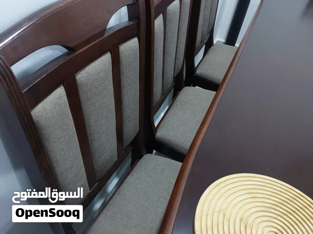 طاولة سفره 8 كراسي تنجيد كامل شبه جديد استعمال خفيف .خشب ماليزي.الغرض من البيع حجمها كبير على الصاله