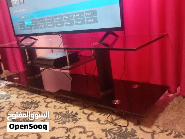 طاوله تلفزيون للبيع مواصفاتها سكريت 160*40سكريت دبل سعرها 45 ببلاش اخدتها 190 دينار جديده ولا خدش