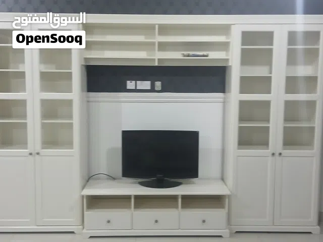 مكتبة تلفزيون بيضاء من ايكيا + طاولة مربعة