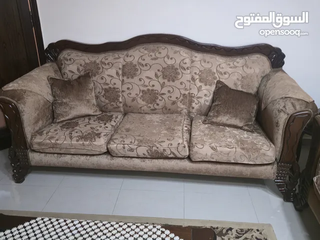 طقم غرفة ضيوف مع طاولة سفرة و طاولة و سط و جانبية للبيع