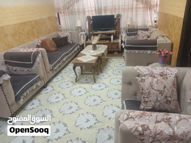 طقم كنب وسجاد وطاولة تلفزيون وبرداي وطاولة وسط وطاولة سفره سيكوريت وديلسوار وكوفي كورنر للبيع