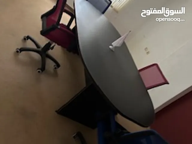 طاولة مكتب بيضاوية + كراسي عجل مميزه + مكاتب مختلفة (استعمال بسيط جدا - شبه جديد) بسبب السفر