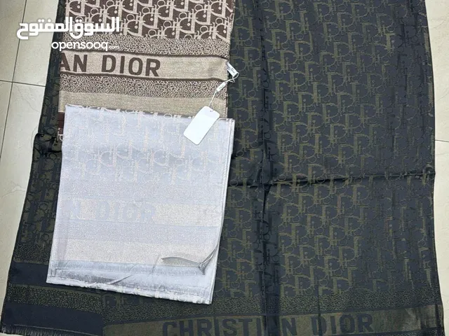 أقمشة شيلة فاخرة ذات علامة تجارية تُباع بسعر 15 دينار بحريني لأربع قطع