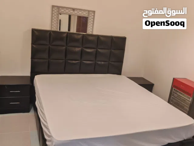سرير كبير ملاكي ملبس جلد اسود طبيعي مع مرفقاته والتسريحه