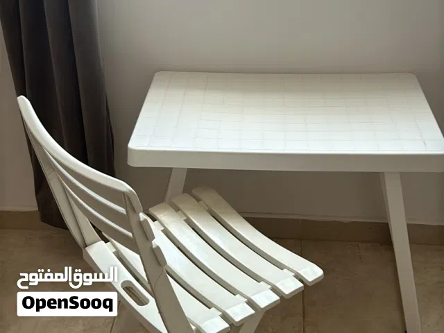 طاولة رحيلات مع كرسي