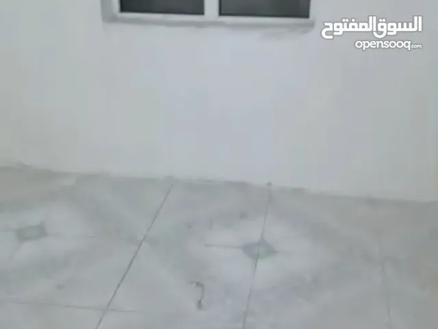 يوجد لدينا شقه للايجار غرفتين وصالة وحمام ومطبخ وبلكونه دور رابع السعر50الف الموقع شملان قريب لشارع