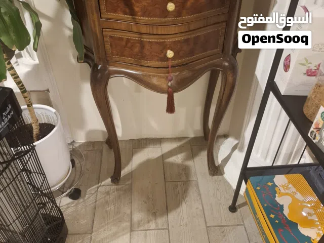 طاولة جانبيه. 40 دينار. سعرها الاصلي 130