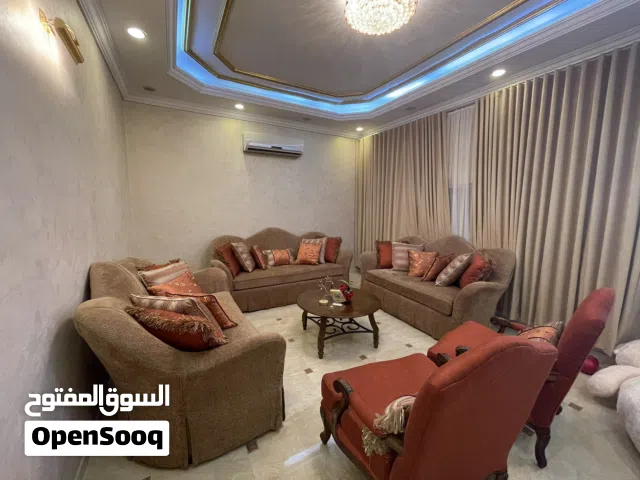 للبيع طقم كنب فخم من مفروشات العُمَر