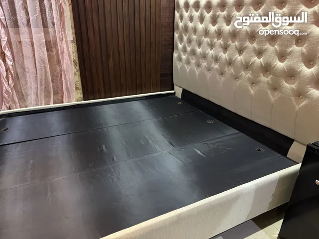 في جدة سرير كينغ ملكي من home center اخو الجديد منجد ستايل نيوكلاسيك بسعر لقطة