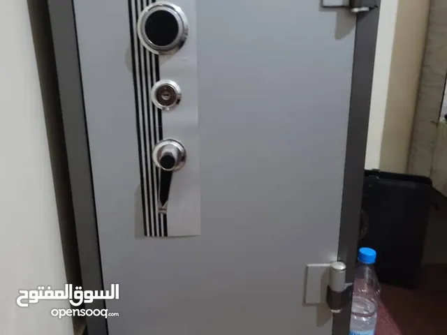 خزنه مستخدم ناقصها الكرتون مقاس 90 سم يدخل فيها الالي