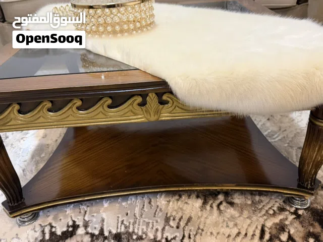 طاولة خشب بحالة جيدة
