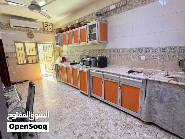 كاونتر مطبخ وسنك و ميز طعام