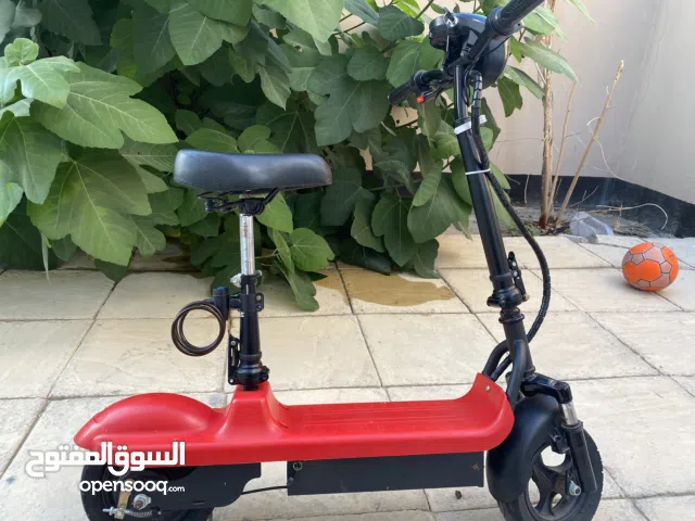 اسكوتر احمر مستخدم بحاله شبه جديده