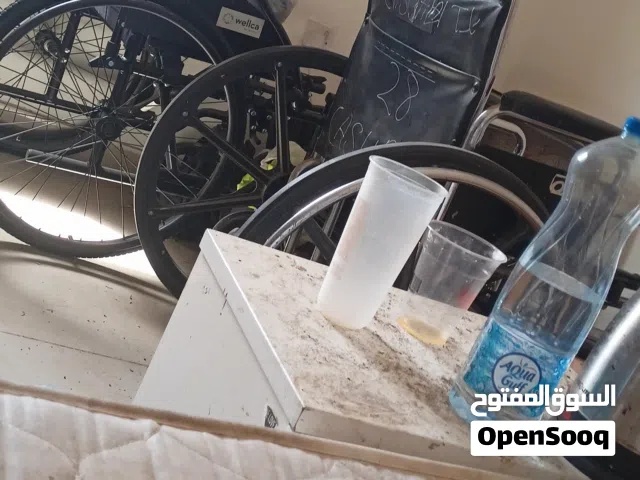 كرسي متحرك بحال جيدا
