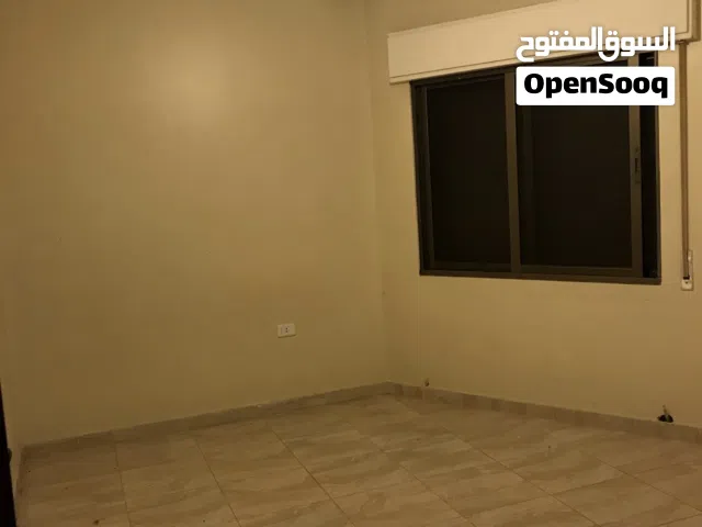 شقة تشطيب سوبر ديلوكس مساحة 150 متر مربع مع تاراس خاص ومدخلين وموقف خاص في بناية مكونة من 9 شقق