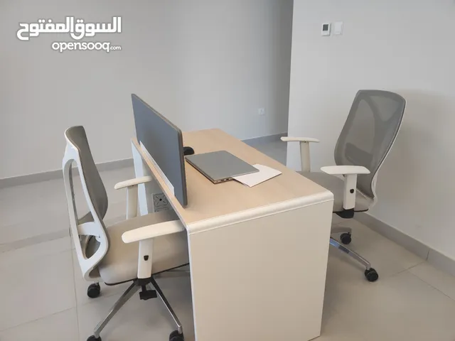 طاولات مكتبية فخمة شبه الجديد للبيع في الشارقة