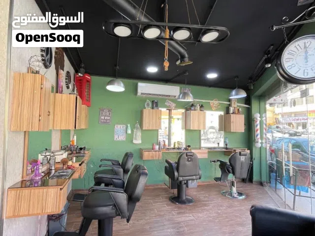 ديكور صالون حديث مع انارة وشفاط للبيع المستعجل بحالة الجديد بسعر حرق