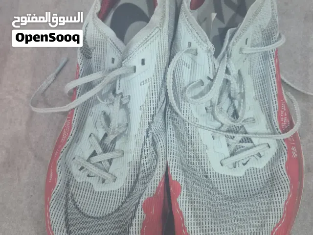 حذاء رياضي رجالي للبيع مستعمل