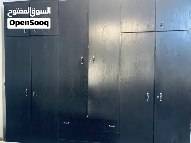 خزانة ملابس ضخمه