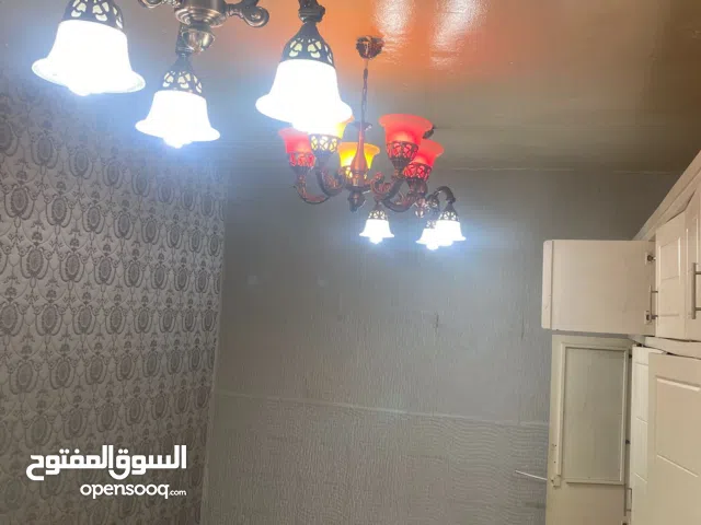 للبيع ثريات عدد 7 ثريات مع 9لمبات كفاله