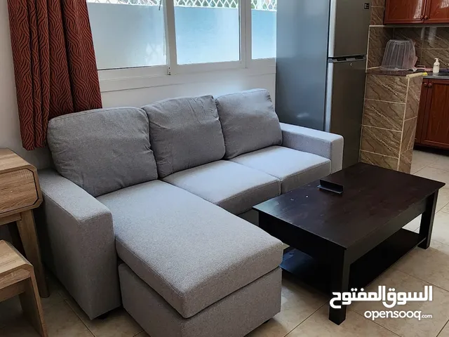 اغراض استديو للبيع استعمال 6 شهور ..شبه جديد صوفا..سرير ..خزانة..طاولة قهوة