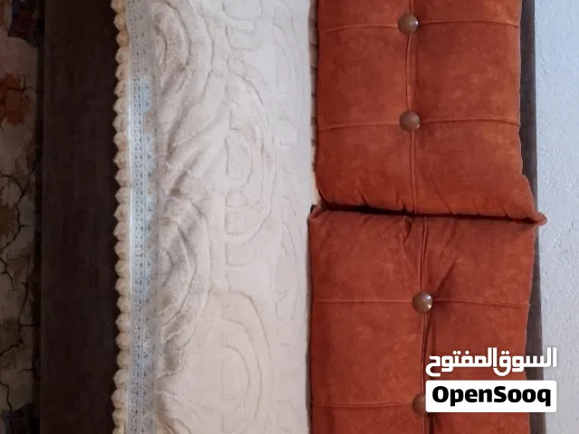 قنفات وطاولات وثلاجه صغيره  وزوليه للبيع