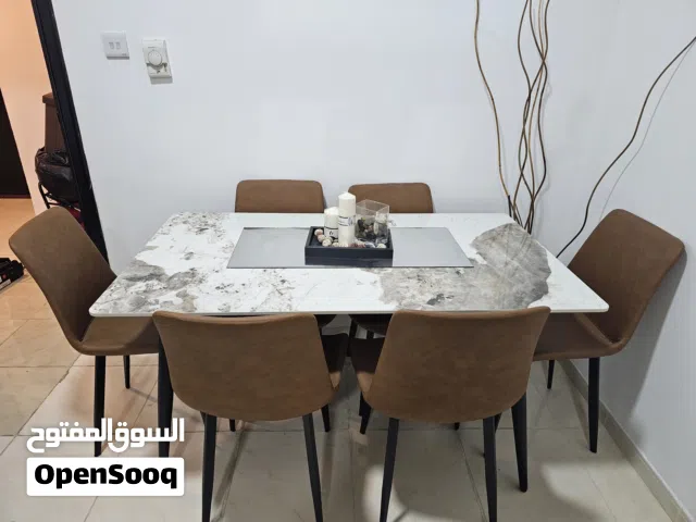 طاولة طعام شبه جديده مع 6 كراسي