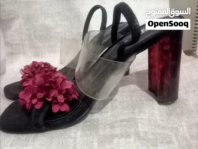 حذاء زارا بحاله ممتازه للبيع يوجد فقط مشكله في نعل الحذاء كما هو مبين في الصوره ولكن هو بحاله كويسه