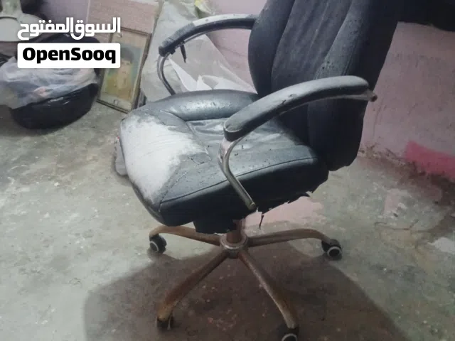 السلام عليكم كرسي مستعمل دوار امامك بالصور