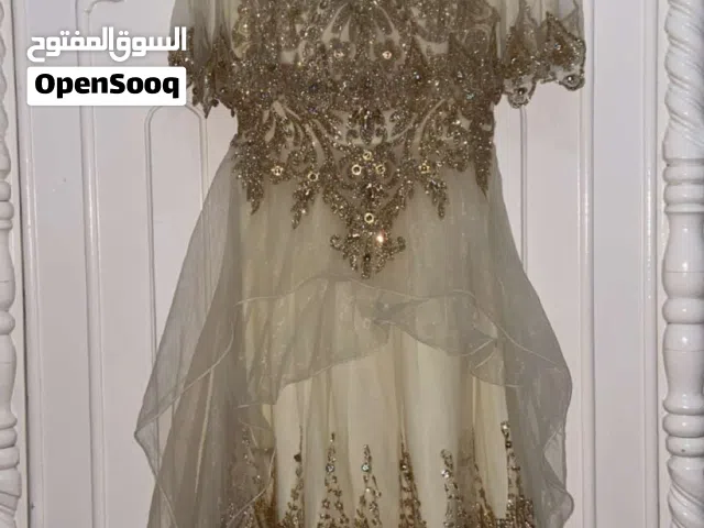 فستانين واحد طويل والثاني قصير من الامام وأطول  من الخلف