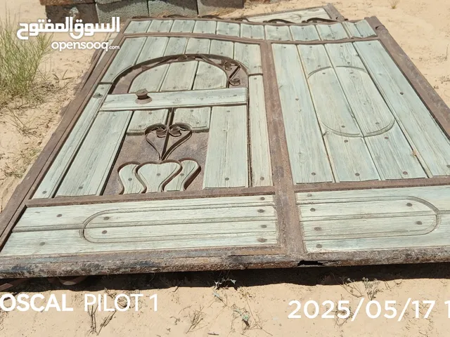 باب فردتين حديد ولوح حاجه كويسه