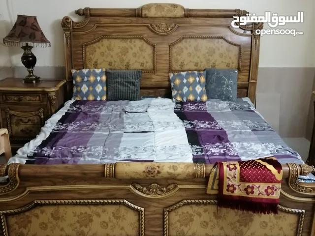 سرير كبير بحالة جيدة