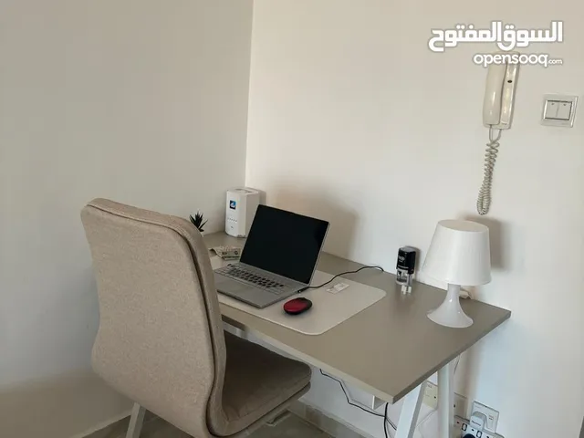 كرسي مع مكتب من ايكيا استخدام ايام ضمان 10 سنوات