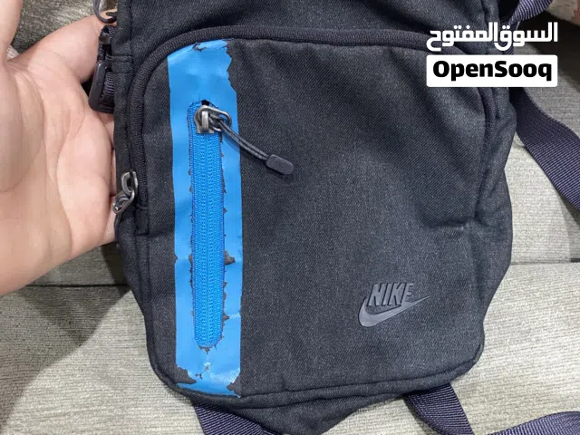 حقيبه شنطه ماركه نايك اصليه مستعمله استعمال خفيف بالون الأزرق فيها أماكن سريه كثير وخامه