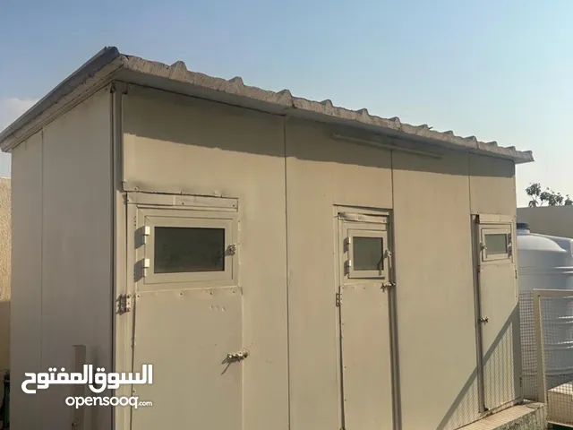 بيع منزل للحيوانات مع السور مستعمل بحاله جيد جداً ينفع للكلاب والقطط يوجد ثلاث اقسام من الداخل